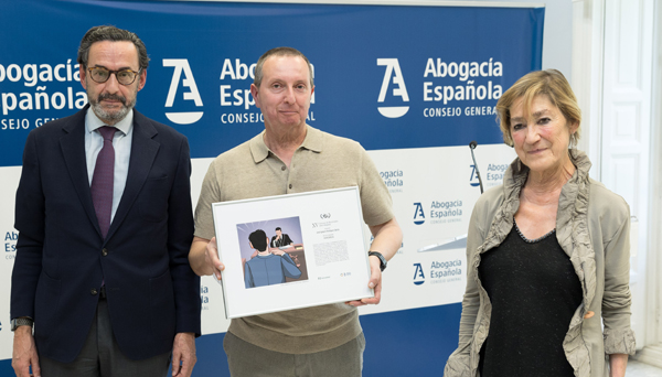 Enrique Sanz Fernández- Lomana, presidente de Mutualidad; José Ignacio Rodríguez, ganador del XV Concurso de Microrrelatos sobre Abogados y Victoria Ortega, presidenta del Consejo General de la Abogacía Española
