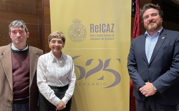 El coordinador del Ciclo de Conferencias, Fernando Alfaro, la profesora de Historia Moderna, Encarna Jarque y el vicedecano del ReICAZ, Alfredo Sánchez-Rubio