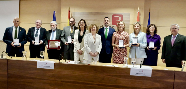 Manuel Ortega, Juan Manuel Llopis, Florencio Domínguez, Diego José Ortega, Ester Pérez Jerez, María Emilia Adán, Manuel Olmedo, Sofía Puente, Leonor Recio, Mercedes Mateo y José María Ramírez-Cárdenas, tras la entrega de las Medallas de Honor del Colegio de Registradores. Fotografía Sophia Arenas