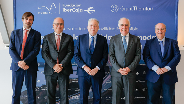 Álvaro Benítez, director de Grant Thornton; Jaime Armengol, coordinador de Mobility City de Fundación Ibercaja; Octavio López, consejero de Fomento, Vivienda, Movilidad y Logística del Gobierno de Aragón; José Luis Rodrigo, director general Fundación Ibercaja; Miguel Ángel Anía Rodríguez, director general de Transportes del Departamento de Fomento, Vivienda, Movilidad y Logística del Gobierno de Aragón.