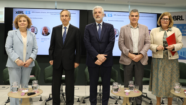 María Emilia Adán (Decana del Colegio de Registradores y presidenta de XBRL España), Leandro Cañibano (presidente de AECA), Santiago Durán (presidente del ICAC), Ángel Estrada (doctor general de Estabilidad financiera, Regulación y Resolución del Banco de España) y Elena Manzanera (presidenta del INE).En foto de atril: Francisco Javier González del Valle, Vocal de Registros Mercantiles del Colegio de Registradores