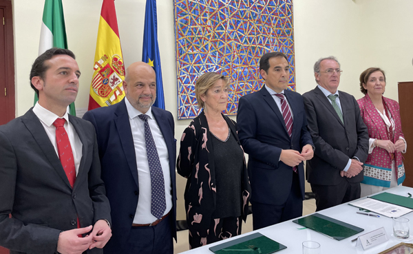El director general de Justicia, Esteban Rondón, el director general del RIJ, Enrique Rodríguez Zarza, la presidenta de la Abogacía Española, Victoria Ortega, el consejero de Justicia, José Antonio Nieto, el presidente de CADECA, Federico Fernández, y la viceconsejera de Justicia, Ana María Corredera