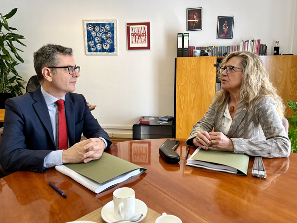 El ministro de Presidencia, Justicia y Relaciones con las Cortes, Félix Bolaños y la presidenta del Consell de l’Advocacia Catalana, Marta Martínez