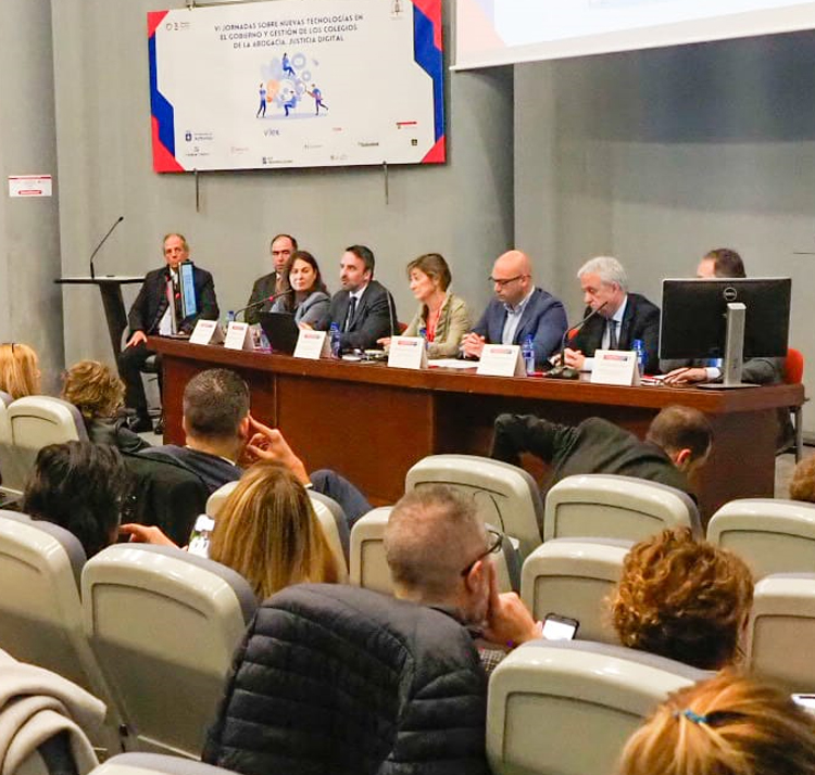 Benigno Villarejo, decano del Colegio de Gijón y presidente de la Subcomisión de Justicia Digital de la Abogacía Española; Rafael Massieu, presidente de la Comisión de Innovación y Desarrollo Tecnológico de la Abogacía Española; Encarnación Vicente, viceconsejera de Justicia del Principado de Asturias; Manuel Olmedo, secretario de Estado de Justicia; Victoria Ortega, presidenta de la Abogacía Española; Jesús Martínez, portavoz del gobierno en el Ayuntamiento de Gijón; Jesús Mª Chamorro, presidente del Tribunal Superior de Justicia de Asturias y Félix Baragaño, presidente de la Cámara de Comercio de Gijón.