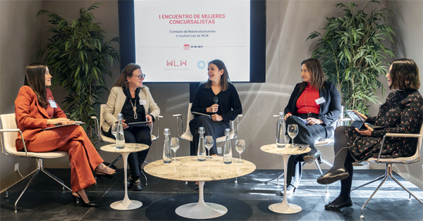 Marta Rey (Herbert Smith Freehills), Fedra Valencia (Cuatrecasas), Lara Ruiz (Allen & Overy) moderadora, Manuela Serrano (PwC) y Laura Ruiz (Pérez-Llorca)