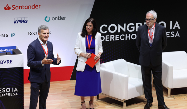 José Ángel Sandín, CEO de Lefebvre; Julia Fernández, directora de colectivos y negocio no residentes en Santander España, y Juan Pujol, presidente de Lefebvre
