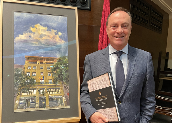 Antonio Morán junto a la acuarela de PEpe Cerda y el libro La Cofradía de Abogados de San Ivo de Zaragoza