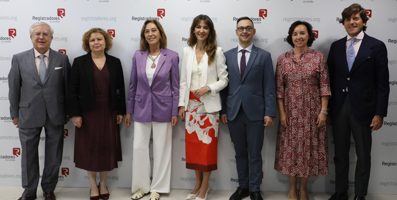 José Ramírez Cárdenas, secretario del Colegio de Registradores; María Emilia Adán, Decana del Colegio de Registradores; Ester Pérez Jaén, directora general de Seguridad Jurídica y Fe Pública, Concepción Campos Acuña; presidenta de la Asociación de Mujeres del Sector Público, José Miguel Tabarés, vicedecano del Colegio de Registradores; Begoña Beitia, tesorera del Colegio de Registradores y Sebastián del Rey, director de Relaciones Institucionales del Colegio de Registradores. @Jorge G. Miralles