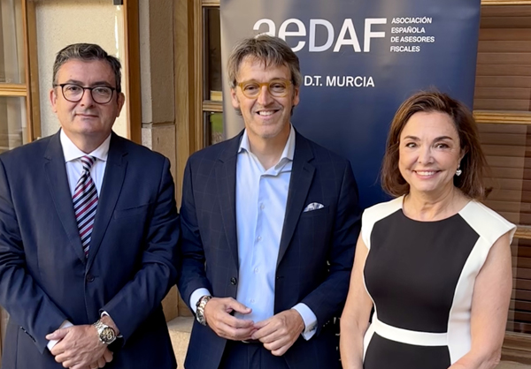 Francisco Iniesta, delegado territorial de AEDAF en la Región de Murcia; Luis Alberto Marín, consejero de Economía, Hacienda y Empresa de la Región de Murcia; y Carmen Cano, miembro de la Comisión Directiva de la Asociación Española de Asesores Fiscales, AEDAF