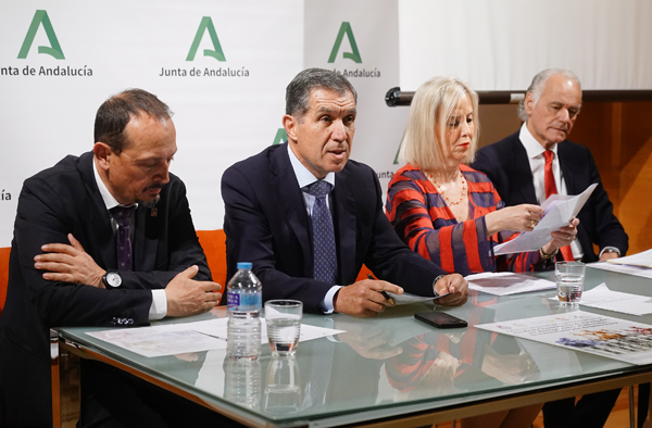 el delegado territorial de Turismo, Cultura y Deporte en Granada, Fernando Egea Fernández-Montesinos; el presidente del TSJA, Lorenzo del Río Fernández; la fiscal superior de Andalucía, Ana Tárrago; y el presidente de la Academia de Buenas Letras de Granada y coordinador del ciclo, José Antonio López Nevot