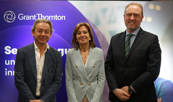 Felipe Gómez Rojas, socio del Sector Seguros de Grant Thornton; Mirenchu del Valle, presidenta de UNESPA, y Ramón Galcerán, presidente de Grant Thornton.