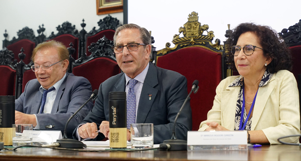 Francisco Javier Orduña, ex magistrado del Tribunal Supremo; el decano del Colegio de Abogados de Granada, Leandro Cabrera; y la presidenta del Grupo de Consumo del Colegio, Mariola Aguilar
