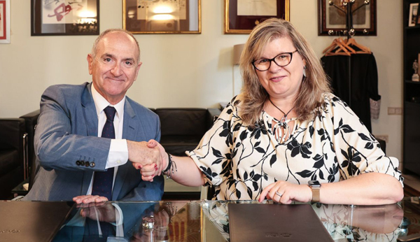 El decano del Colegio de la Abogacía de Barcelona, Jesús M. Sánchez, y la decana del Colegio de Graduados Sociales de Barcelona, Girona y Lleida, Montserrat Cerqueda