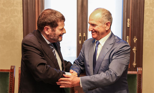 El teniente de alcalde del Área de Prevención, Seguridad, Convivencia y Régimen Interior del Ayuntamiento de Barcelona, Albert Batlle y el decano del Colegio de la Abogacía de Barcelona, Jesús M. Sánchez