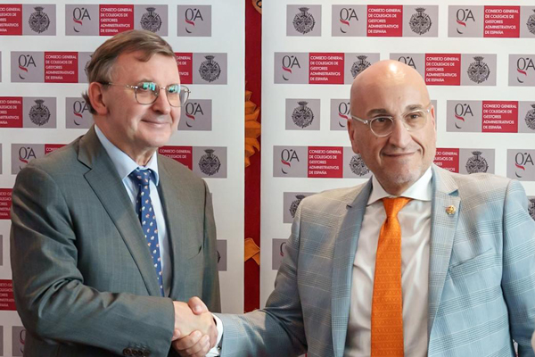 el presidente del Consejo General del Notariado, José Ángel Martínez Sanchiz y el presidente del Consejo General de los Colegios de Gestores Administrativos de España, Fernando Jesús Santiago Ollero