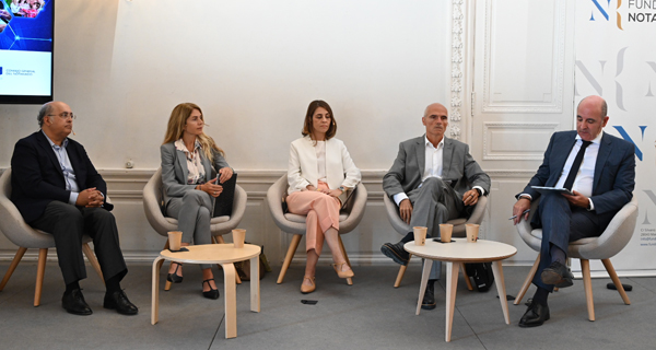 Javier Rodríguez Pellitero (secretario General de la AEB), María Paz Navarro (Responsable de Regulación, Servicios Interbancarios y Proyectos en Cooperación de la CECA), Cristina Freijanes (Secretaria General de la Unión de Cooperativas de Crédito), José García Montalvo (catedrático de Economía Aplicada de la Universidad Pompeu Fabra) y Eduardo García Parra (notario)