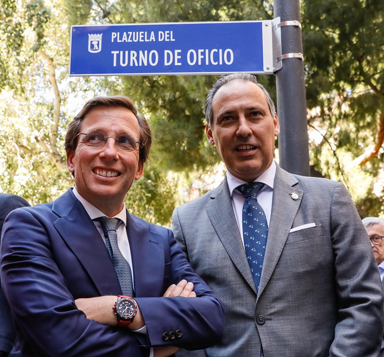 El alcalde de la capital, José Luis Martínez-Almeida, y el decano del ICAM, Eugenio Ribón