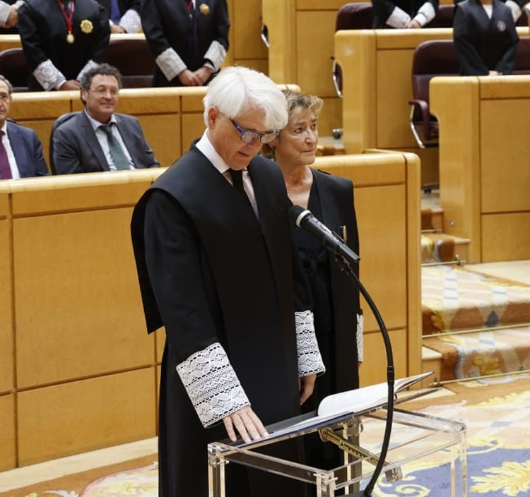 Salvador González Martín toma posesión en el Senado como nuevo presidente de la Abogacía Española. Detrás, la presidenta saliente Victoria Ortega