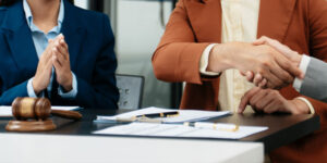 Condena a entidad bancaria a indemnizar a un cliente de Arriaga Asociados con 12.000 € por vulnerar su derecho al honor