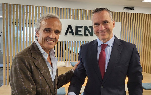 Vicente Sánchez Velasco, consejero delegado de Aranzadi LA LEY, y Rafael García Meiro, consejero delegado de AENOR
