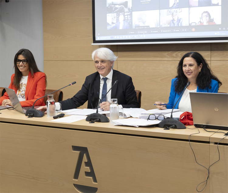 Cristina Llop, tesorera del Consejo General de la Abogacía; Salvador González, presidente ; Encarnación Orduna, secretaria genera