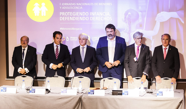 José Carlos Arias, presidente de la Subcomisión de Menores de la Abogacía; José Antonio Nieto, consejero de Justicia, Administración Local y Función Pública de la Junta de Andalucía; Salvador González, presidente del Consejo General de la Abogacía; Rubén Pérez Correa, secretario de Estado de Juventud e Infancia; José Adolfo Baturone, decano del Colegio de Cádiz; y Federico Fernández, presidente del Consejo Andaluz de Colegios de Abogados.