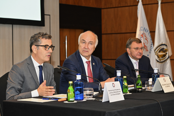 Félix Bolaños, ministro de la Presidencia, Justicia y Relaciones con las Cortes; Enrique Gil Botero, secretario general de la Conferencia de Ministros de Justicia de los Países Iberoamericanos (COMJIB); y José Ángel Martínez Sanchiz, presidente del Consejo General del Notariado
