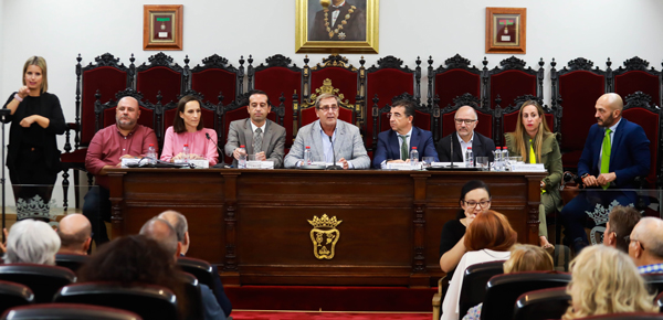 el presidente de la Asociación de Personas Sordas de Granada y Provincia (ASOGRA), David Morillo; la decana del Colegio Notarial de Andalucía, Teresa Barea; el director de Justicia Juvenil y Cooperación de la Junta de Andalucía, Esteban Rondón; el decano del Colegio de Abogados de Granada, Leandro Cabrera; el magistrado juez decano de Granada, Alberto del Águila; el letrado de la Administración de Justicia, José Francisco Serrano; la fiscal Ana Joya; y el presidente del Grupo de Discapacidad y Dependencia del Colegio de Abogados de Granada, Juan José Rubiño.