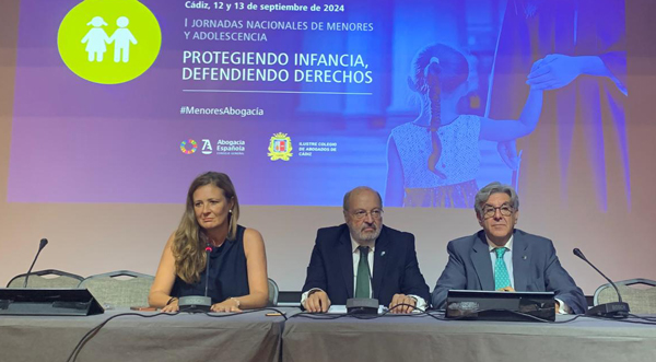 María Pastor, vicesecretaria general del Consejo General de la Abogacía Española; Carlos Arias, presidente de la Subcomisión de Menores del Consejo General y José Adolfo Baturone, decano del Colegio de Cádiz
