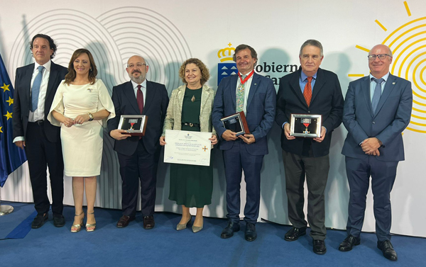 El decano de las Palmas de Gran Canaria, Rafael Robledo; consejera de Presidencia, Administraciones Públicas, Justicia y Seguridad, Nieves Lady Barreto; Vocal de Bases Gráficas; Luis Benavides; decana del Colegio de Registradores, María Emilia Adán; registrador de La Palma, Francisco Palacios; decano de Tenerife, Carlos Celestino y al viceconsejero de Justicia y Seguridad, Cesáreo Rodríguez