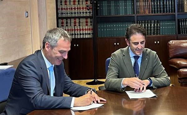 El presidente en funciones de Unión Profesional, José Antonio Galdón Ruiz y el Director del Segmento de Autónomos y Negocios de Banco Sabadell, Emiliano Álvarez Flórez