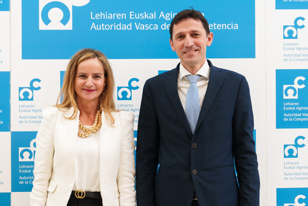 Ainara Herce, presidenta de AVC, y Noël d'Anjou, consejero de Hacienda y Finanzas del GV