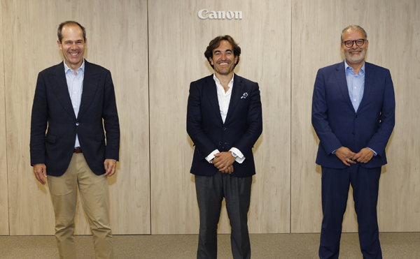 Javier Tabernero, presidente y consejero delegado de Canon España y Portugal, Sergio Ruiz, presidente de Signaturit Group y Luis Olaya, Production Direct Sales Director, Canon España y Portugal