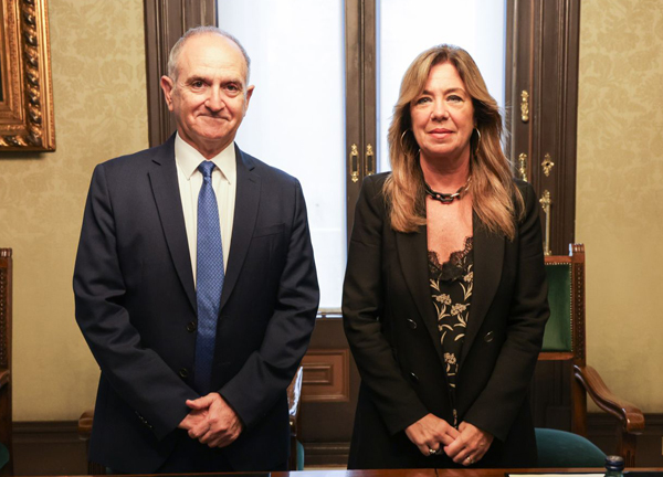 El decano del Colegio de la Abogacía de Barcelona, Jesús M. Sánchez, y la presidenta del Colegio de Actuarios de Catalunya, Marisa Galán