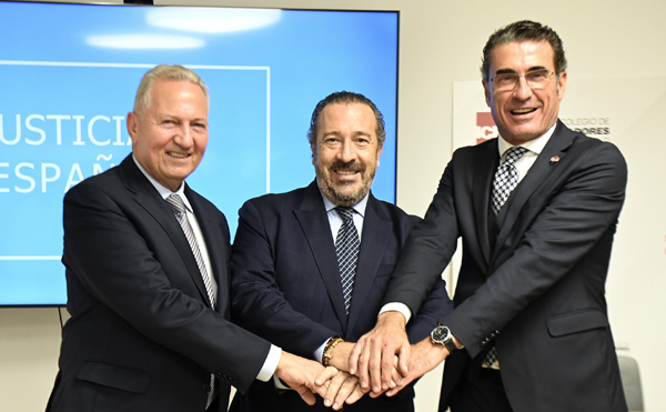José Antonio Fandiño, decano del Colegio de Procuradores de Vigo, Alberto García Barrenechea, decano de Madrid, y Javier Segura Zariquiey, decano de Barcelona