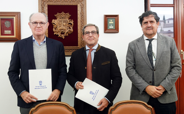 El presidente de la Fundación Amigos de la Alhambra, David María Jiménez-Blanco; el decano de la Abogacía granadina, Leandro Cabrera: y el diputado Tercero y presidente de la Comisión de Cultura, Comunicación y Derechos Humanos de la Corporación profesional, Antonio Olivares