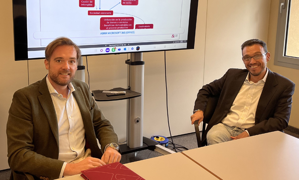 Guillermo Hinarejos, abogado y consultor IP en Herrero & Asociados (H&A), y Daniel Atienza, economista y director comercial en H&A IDI, en el curso impartido para las empresas del Parc Agrobiotech de Lleida