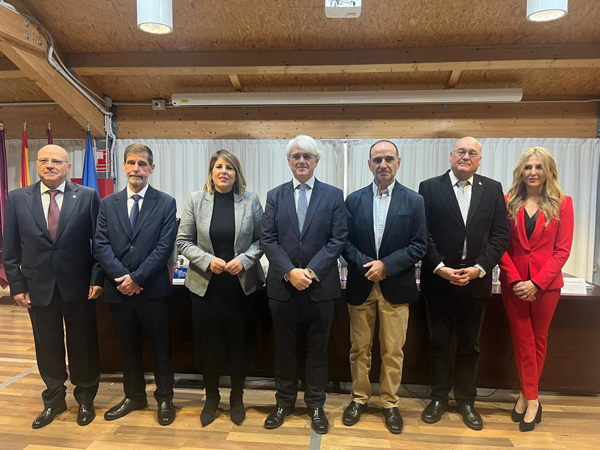 Blas Jesús Imbroda Ortiz, presidente de la subcomisión de Extranjería y Protección Internacional de la Abogacía; Ángel Méndez, decano del Colegio de Abogados de Cartagena; Noelia Arroyo, alcaldesa de Cartagena; Salvador González, presidente de la Abogacía, Ignacio Segado, secretario general de la Universidad Politécnica de Cartagena; Leopoldo Olmo Fernández-Delgado, secretario general de la Consejería de Política Social, Familias e Igualdad de la Región de Murcia; y Ana Hernández Rodríguez, vocal asesora del Gabinete de la Secretaría de Estado de Migraciones del Ministerio de Inclusión, Seguridad Social y Migraciones.