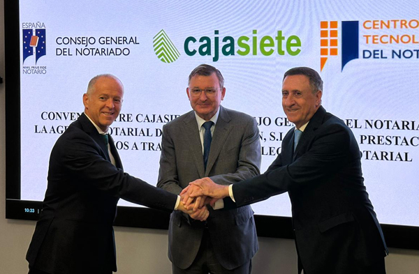 Manuel del Castillo, director general de Cajasiete; José Ángel Martínez Sanchiz, presidente del Consejo General del Notariado; y Fernando Berge, presidente de Cajasiete