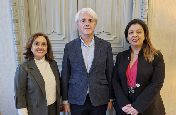 Virginia de la Cruz, presidenta de la Asociación de Letrados y Letradas por un Turno de Oficio Digno (Altodo), Salvador González, presidente de la Abogacía Española, y Eva Papadópulos, vocal de la junta directiva de Altodo