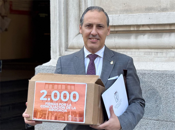 El decano del ICAM, Eugenio Ribón ha presentado ante CGPJ y TSJM las más de 2.000 firmas recogidas por el ICAM en su campaña para garantizar la conciliación de la abogacía