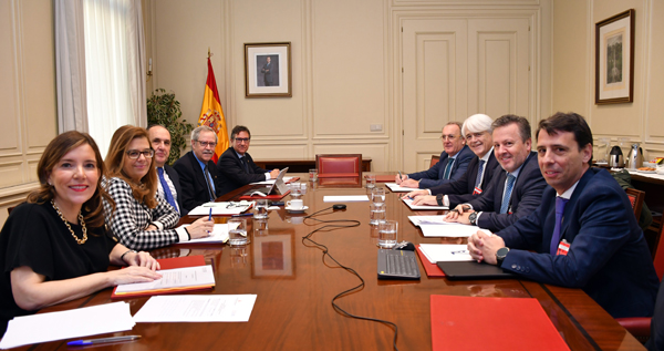 La vicesecretaria general del Consejo, Isabel de Rada; el presidente de la Comisión de Asuntos Institucionales, Luis Martín; los vocales de dicha Comisión, Inés María Herreros, José Antonio Montero, y José Carlos Orga; el adjunto a la presidencia de la Abogacía Española, Federico Fernández; el presidente de la Abogacía, Salvador González; el presidente de la Comisión de Relaciones de la Administración de Justicia de la Abogacía, Ángel José Cervantes, y el secretario general técnico de la Abogacía, Borja Vargues