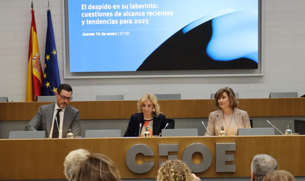Luis Enrique Fernández Pallarés, socio de Laboral, Compensación y Beneficios de Pérez-Llorca; Rosa Santos, directora de Empleo, Diversidad y Protección Social de CEOE; y Yolanda Valdeolivas, Of Counsel de Laboral, Compensación y Beneficios de Pérez-Llorca
