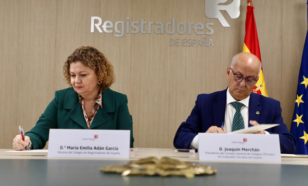 La decana del Colegio de Registradores, María Emilia Adán y el presdiente del Consejo General de Colegios Oficiales de Graduados Sociales de España, Joaquín Merchán
