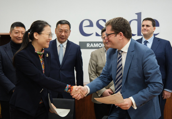 Zhang Xiaomeng, Decana de la School of International Studies at Renmin University of China, and Jorge Castiñeira, Dean of Esade Law School
