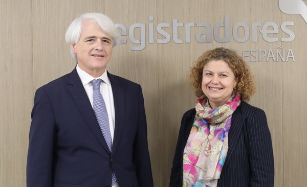 El presidente de la Abogacía, Salvador González, y la decana de los Registradores, María Emilia Adán