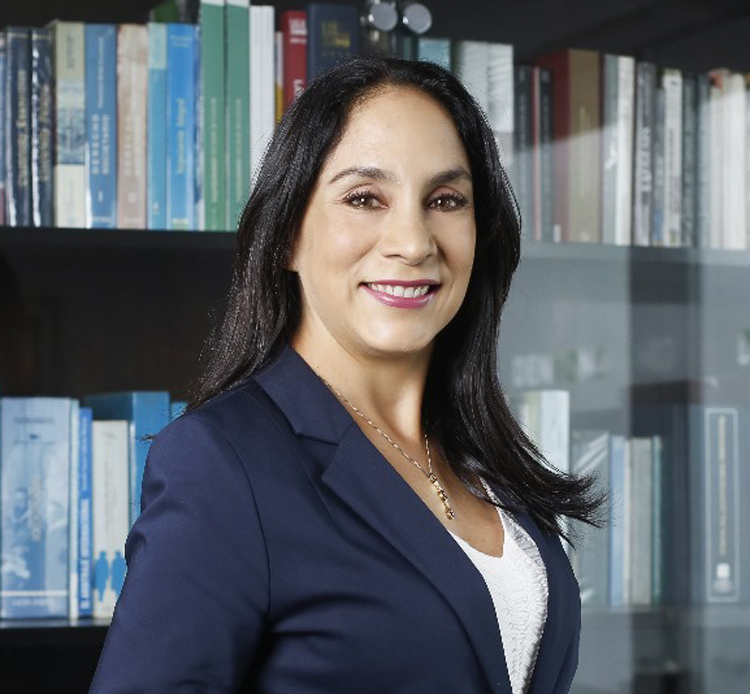 Dentons Perú refuerza su práctica tributaria con la incorporación de Andrea Madueño Di Laura como socia y líder del área. Con una trayectoria de más de 18 años en asesoría fiscal estratégica, Andrea llega a la firma para potenciar el acompañamiento a clientes locales e internacionales en el cumplimiento y optimización de su planificación tributaria. Andrea cuenta con una sólida experiencia en tributación internacional, estructuración de operaciones transfronterizas, reestructuraciones empresariales y asesoría en convenios para evitar la doble imposición. Ha trabajado con empresas de sectores clave como financiero, telecomunicaciones y energía, brindando soluciones especializadas en cumplimiento normativo y estrategias fiscales eficientes. Antes de unirse a Dentons, fue consejera en Rodrigo, Elías & Medrano Abogados. “Estamos comprometidos con el fortalecimiento de nuestra práctica tributaria y la llegada de Andrea es clave para consolidar nuestra oferta en este campo. Su experiencia en asesoría fiscal compleja, tanto a nivel local como internacional, nos permitirá seguir brindando soluciones innovadoras y estratégicas a nuestros clientes”, destacó Manuel Barrios, Socio Director de Dentons Perú. Por su parte, Andrea Madueño expresó su entusiasmo por este nuevo reto: “Sumarme a Dentons significa la oportunidad de contribuir al crecimiento de una firma que se distingue por su alcance global y enfoque innovador en la práctica legal. Estoy entusiasmada de liderar el área tributaria y de trabajar junto a un equipo de profesionales altamente calificados para ofrecer a nuestros clientes asesoría de primer nivel en un entorno fiscal en constante evolución”. Andrea es abogada por la Pontificia Universidad Católica del Perú, con un LL.M. en Tributación Internacional por la Universidad de Nueva York y estudios de postgrado en las universidades de Leiden (Holanda) y Viena (Austria). Con esta incorporación, Dentons Perú reafirma su compromiso de ofrecer un servicio de excelencia en asesoría fiscal, brindando a sus clientes soluciones eficientes y adaptadas a un panorama tributario global cada vez más dinámico.