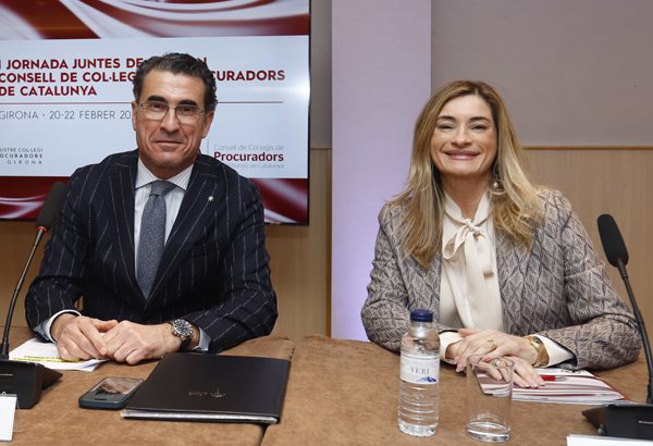 El presidente del Consell de Colegios de Procuradores de los Tribunales de Cataluña, Javier Segura Zariquiey, y la decana del Colegio de Procuradores de los Tribunales de Girona, Eva García Fernández