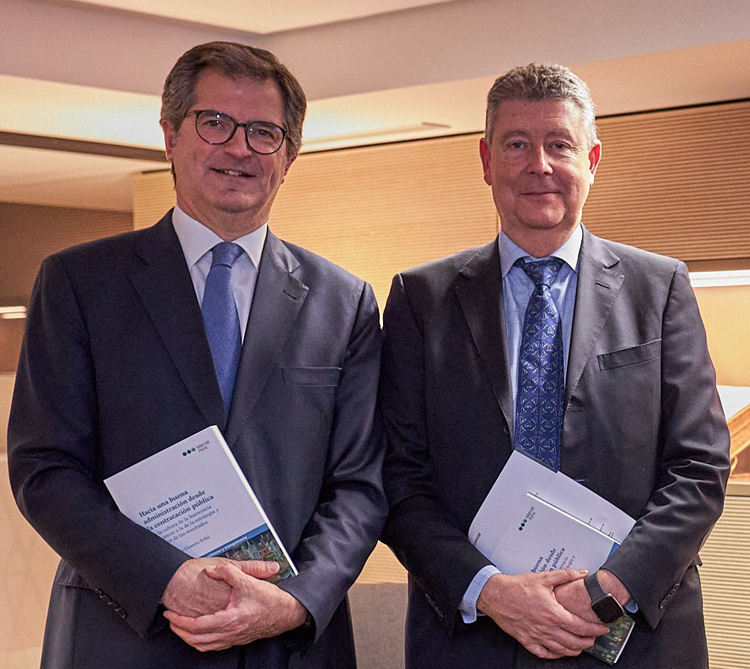 Joan Roca Sagarra, Presidente Ejecutivo de RocaJunyent, y José María Gimeno Feliú, Catedrático de Derecho Administrativo de la Universidad de Zaragoza, y Of Counsel en RocaJunyent