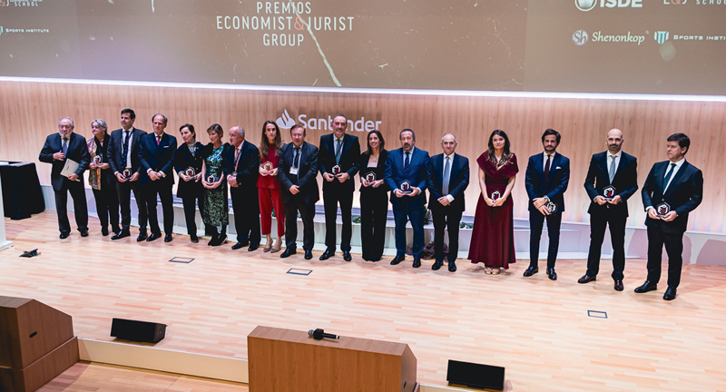 Foto de familia de todos los premiados al final del evento. (Imagen: Javier Fernández/E&J